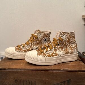 New Women’s GOLD high top Chuck Taylor Converse 9.5 / Men’s 7.5